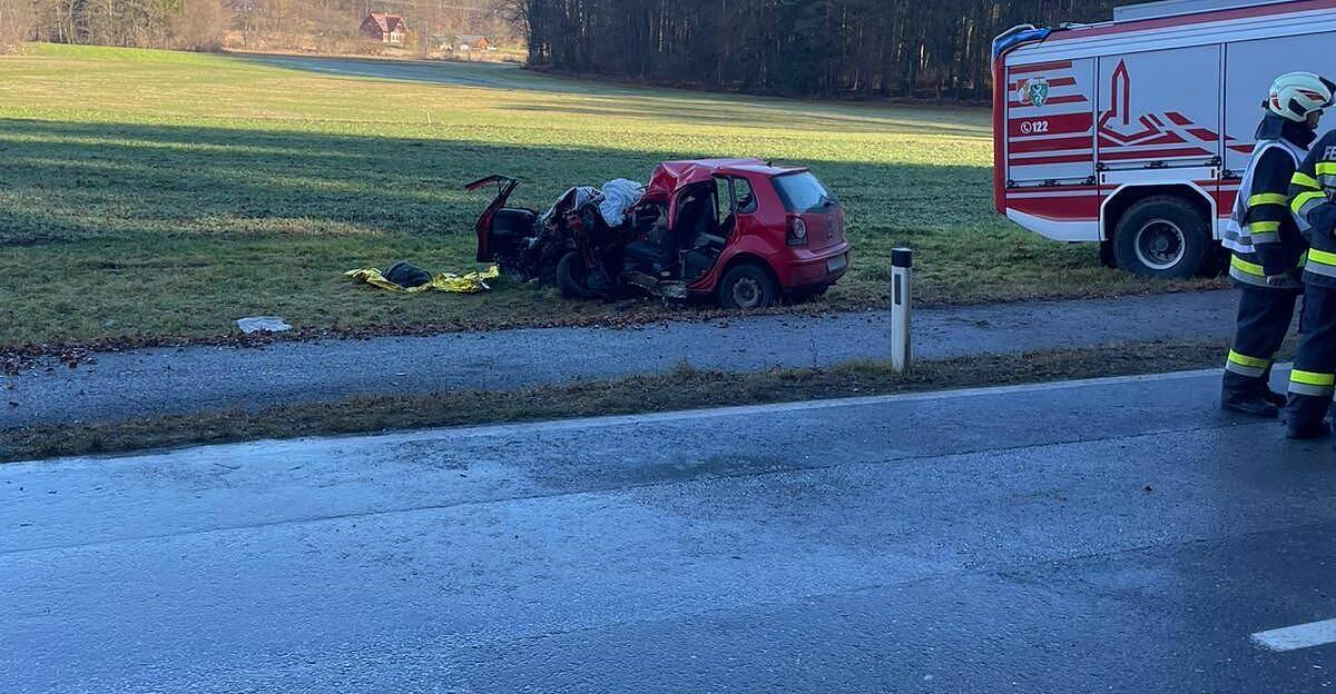 Verkehrsunfall-auf-der-B74-25-j-hriger-Steirer-stirbt-bei-Frontalcrash