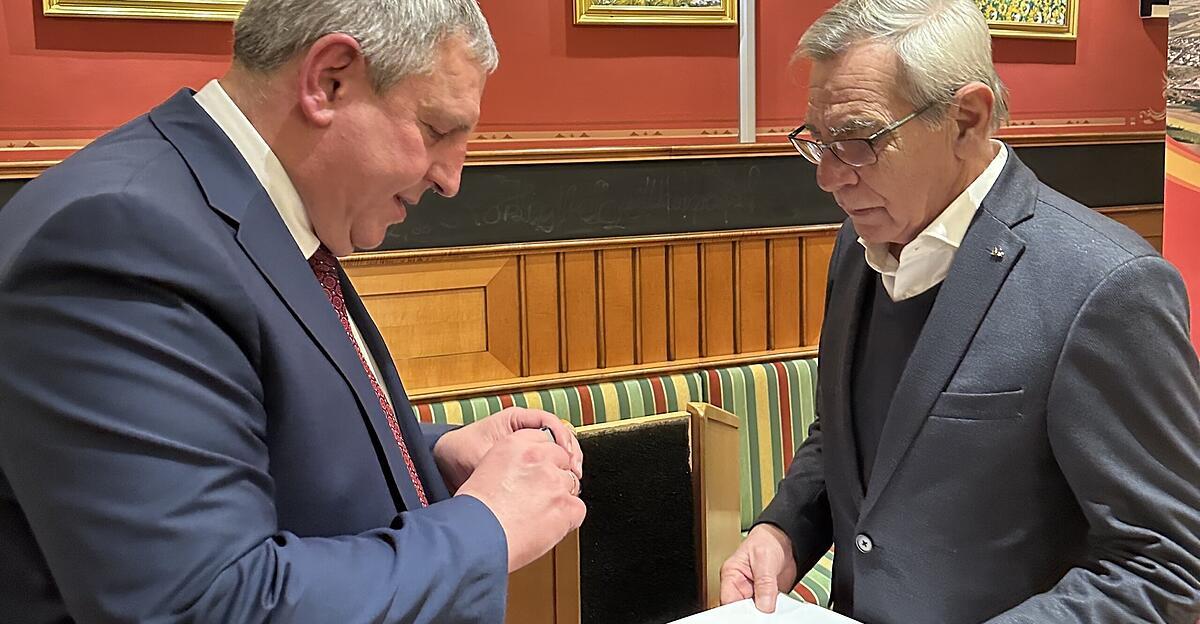 Laakirchen-zeichnet-drei-langj-hrige-und-engagierte-Mediziner-aus