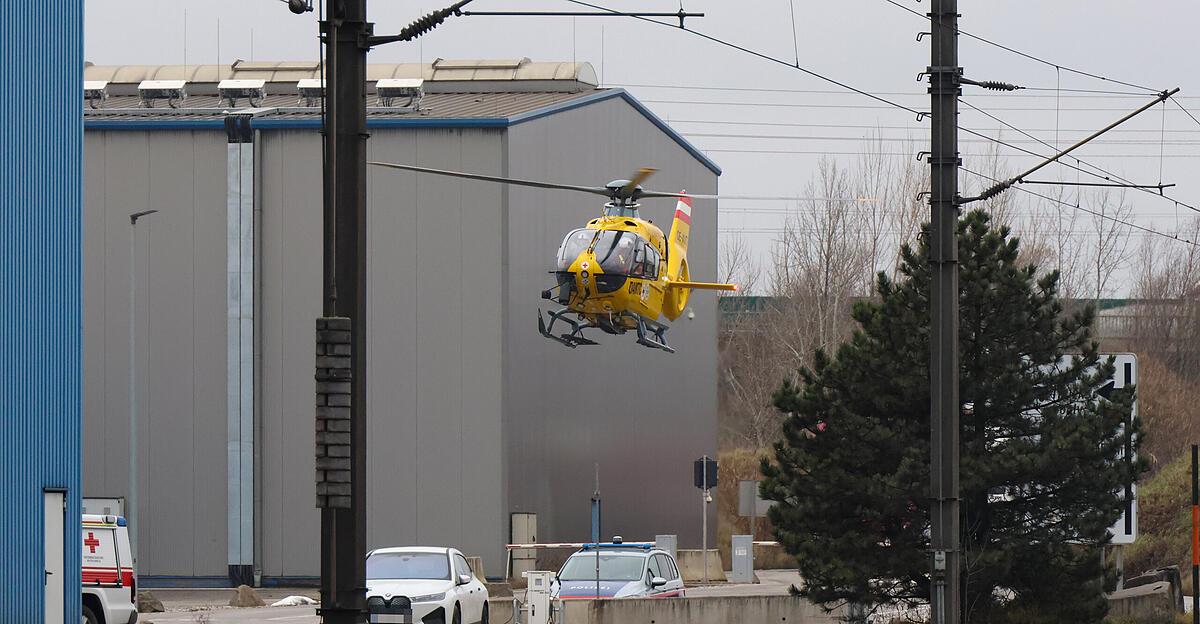 T-dlicher-Arbeitsunfall-in-Enns-61-J-hriger-von-Staplergabel-erdr-ckt