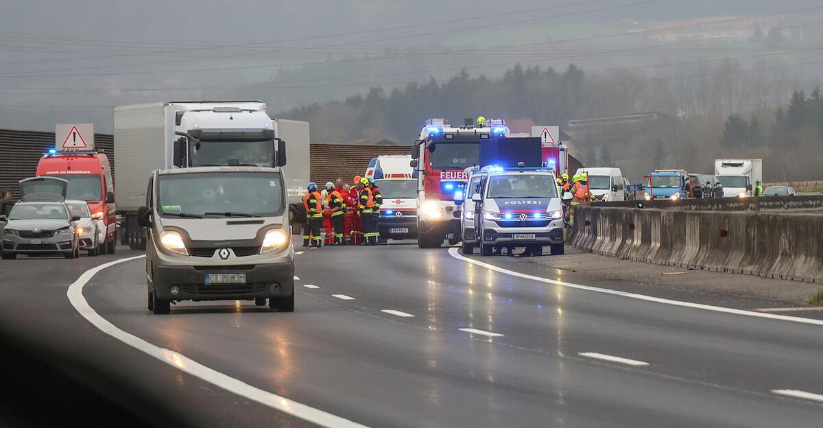 Osterreiseverkehr-Unfall-und-Stau-auf-der-A8