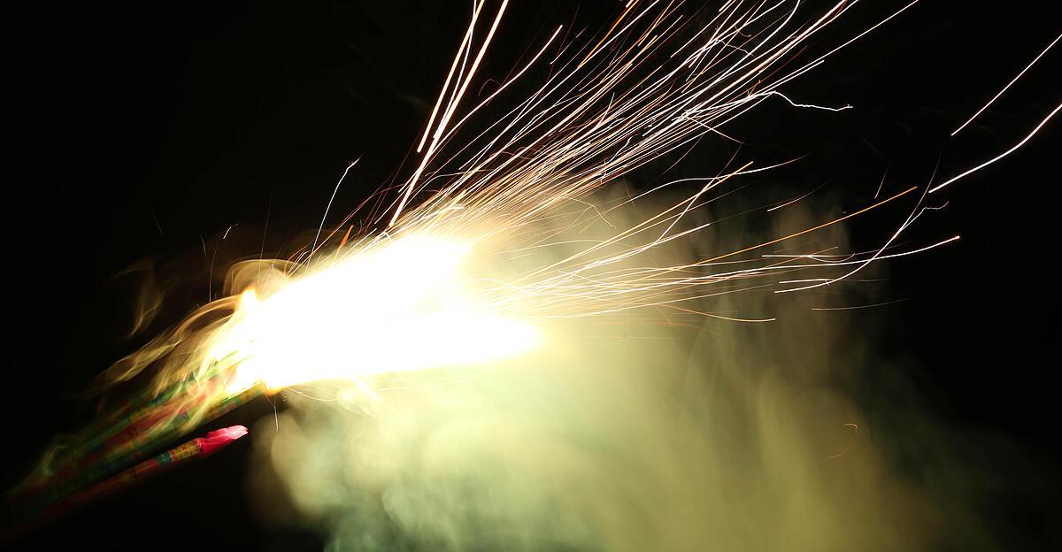 Feuerwerksk-rper-in-Wohnung-geworfen-Schlafende-19-J-hrige-verletzt