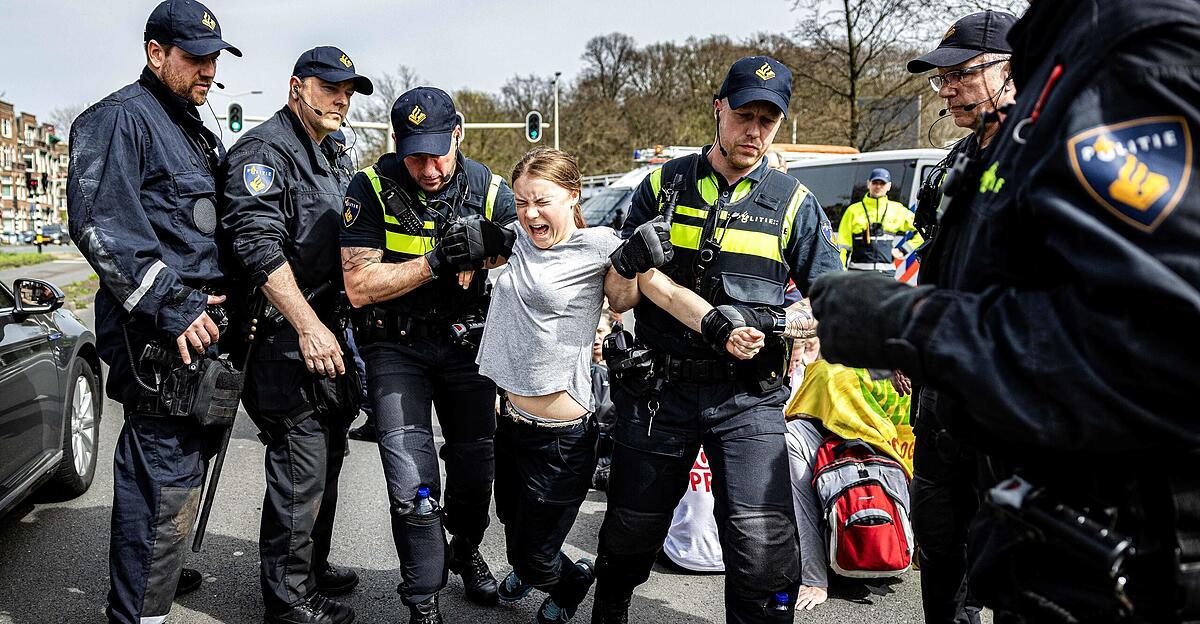 Greta Thunberg bei Straßenblockade in Den Haag festgenommen ...