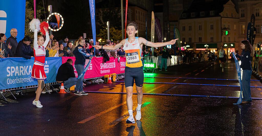 Linzer-City-Night-Run-Streckenrekordhalter-holte-sich-den-Sieg