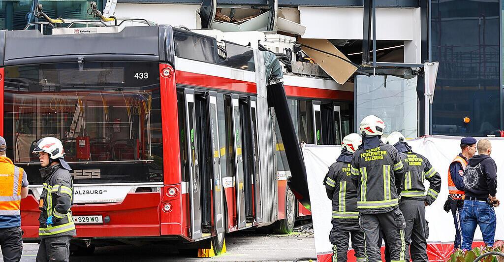Bus krachte in Salzburg gegen Supermarkt: Ein Toter, 7 Verletzte
