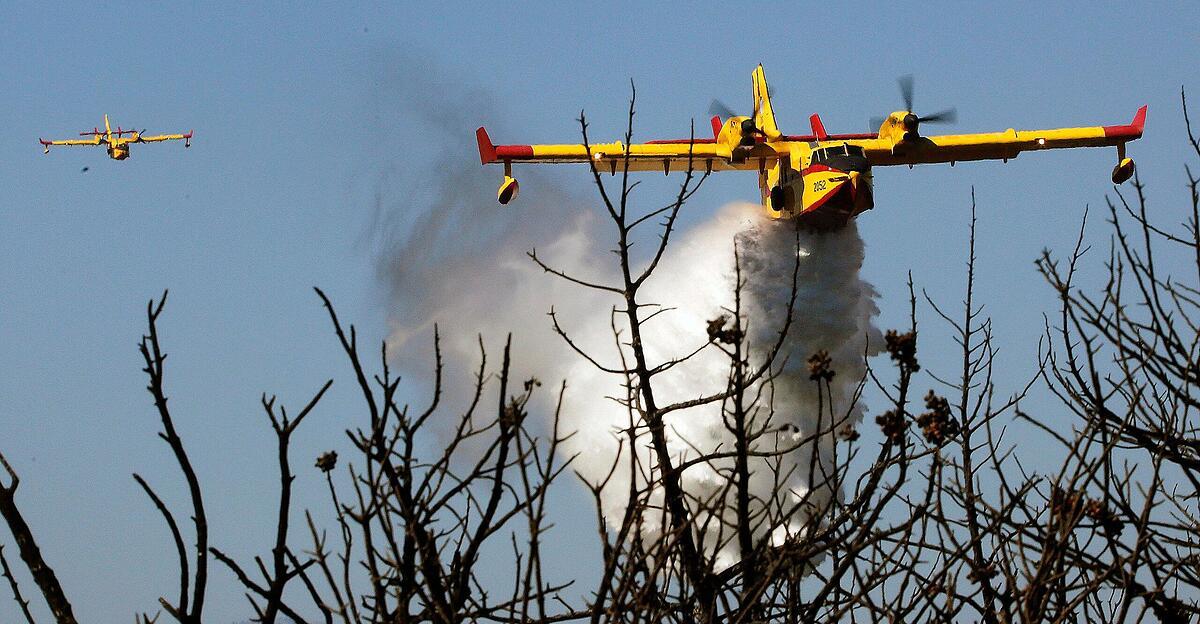 Firefighting plane accidentally dropped cargo over hotel in Greece