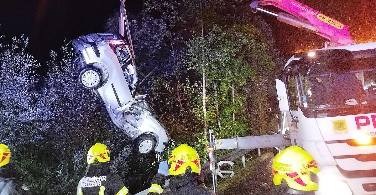 Schwerer Unfall in Sierning: Pkw entwurzelte Baum und landete in Bach
