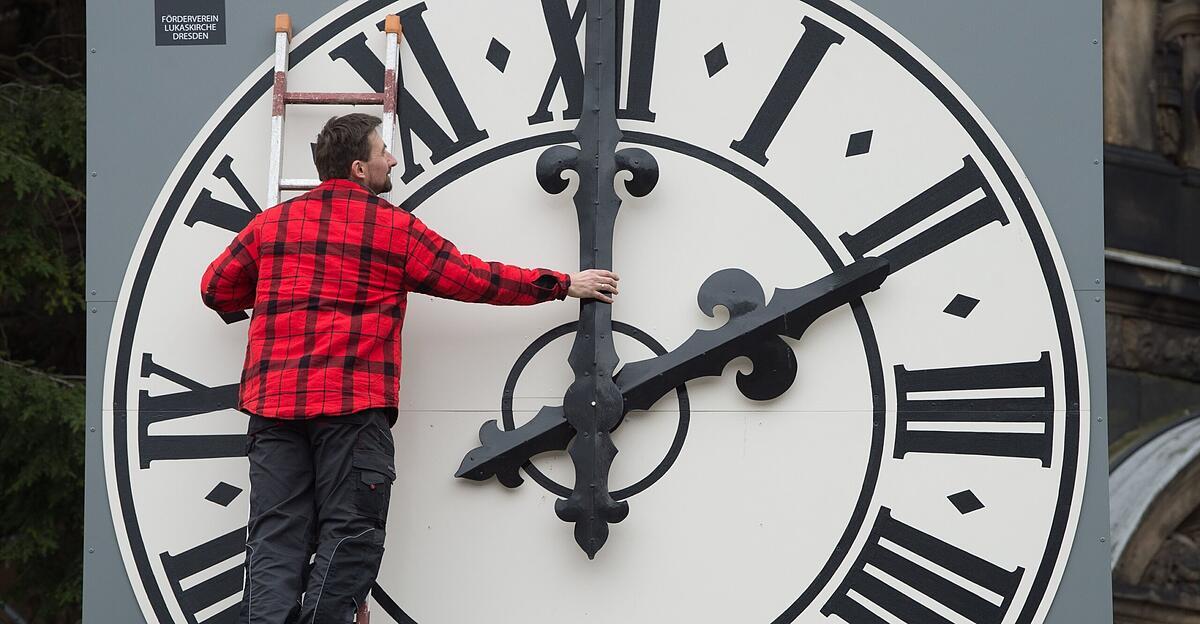 Time change: Why the clocks are turned back by one hour