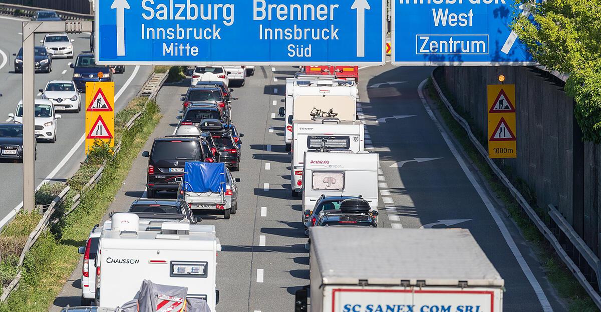 Demonstration against transit in Tyrol paralyzes traffic on the Brenner ...