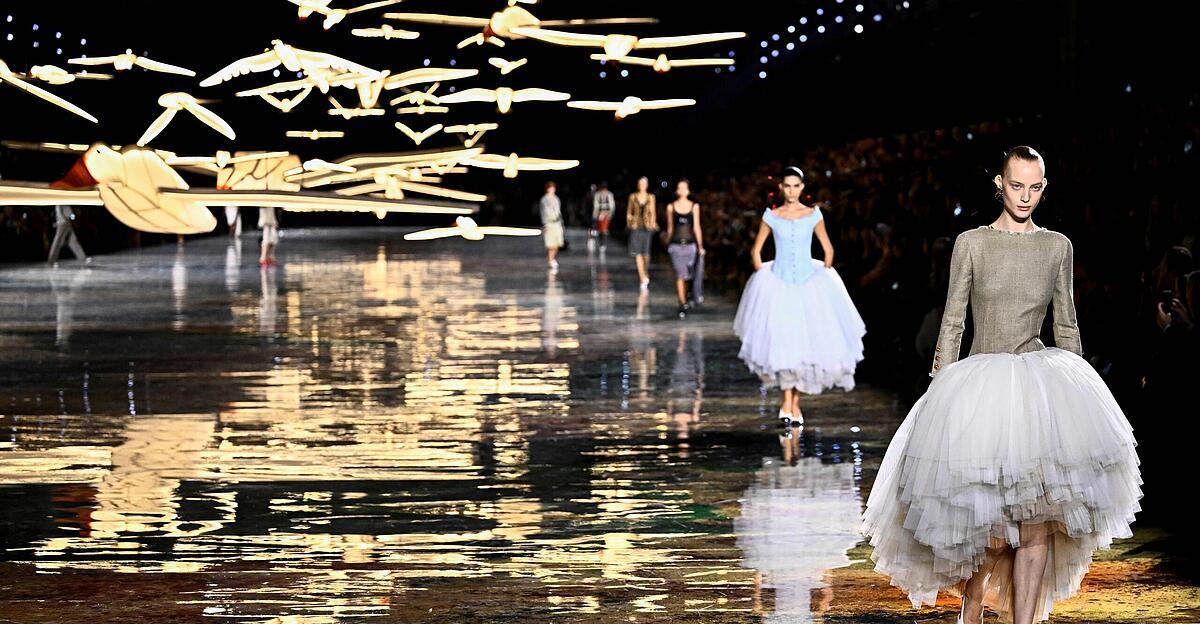 Fashion-Week-Finale in Paris: Federn, Fransen und viele Büstenhalter