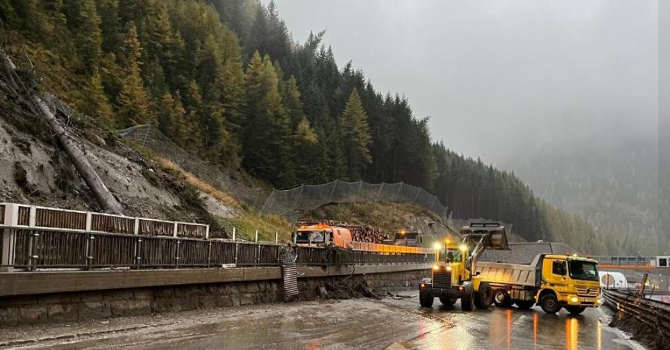 Mure erfasste Auto auf Brennerautobahn: Teilsperre