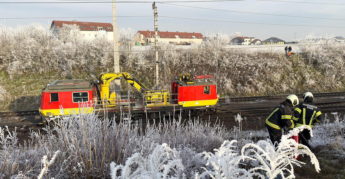 Brand auf Arbeitszug in Enns: Arbeiter verletzt