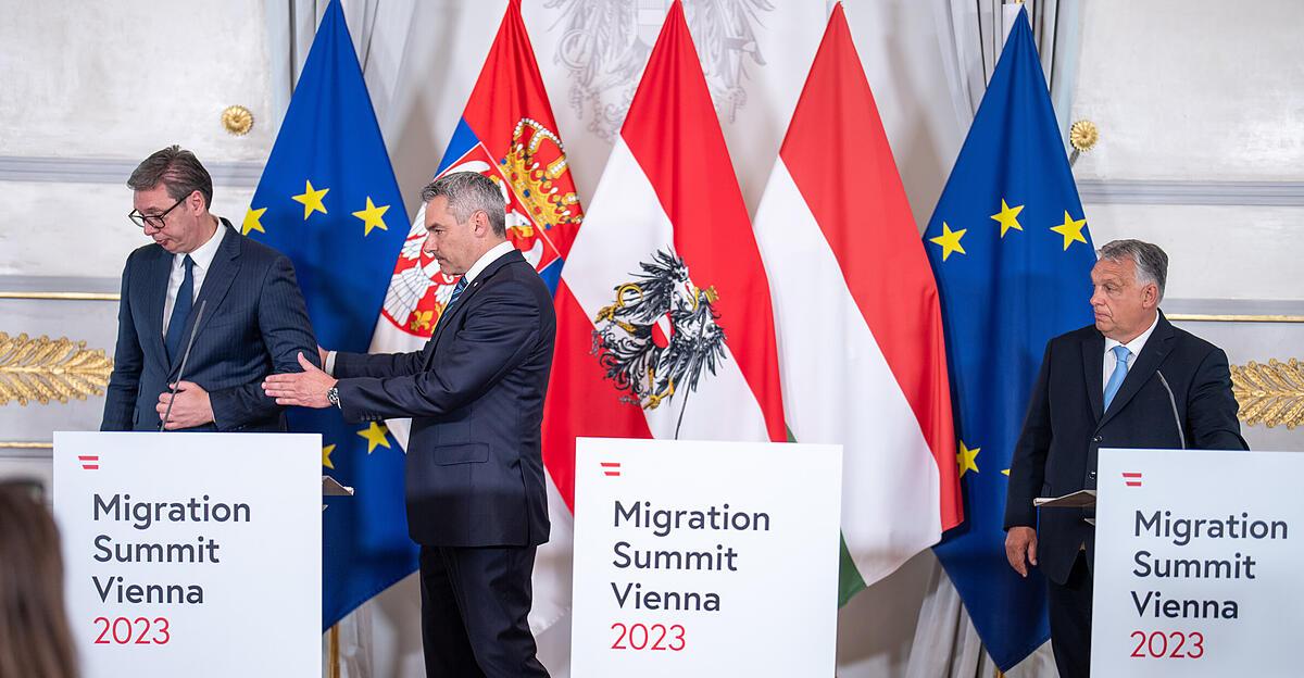 Nehammer leads Orban to the military parade at the Migration Summit