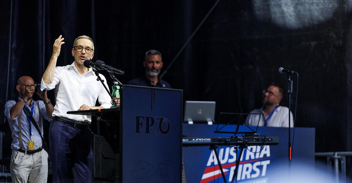 FPÖ-Volksfest am Stephansplatz: Zwischen Roberto Blanco und Remigration