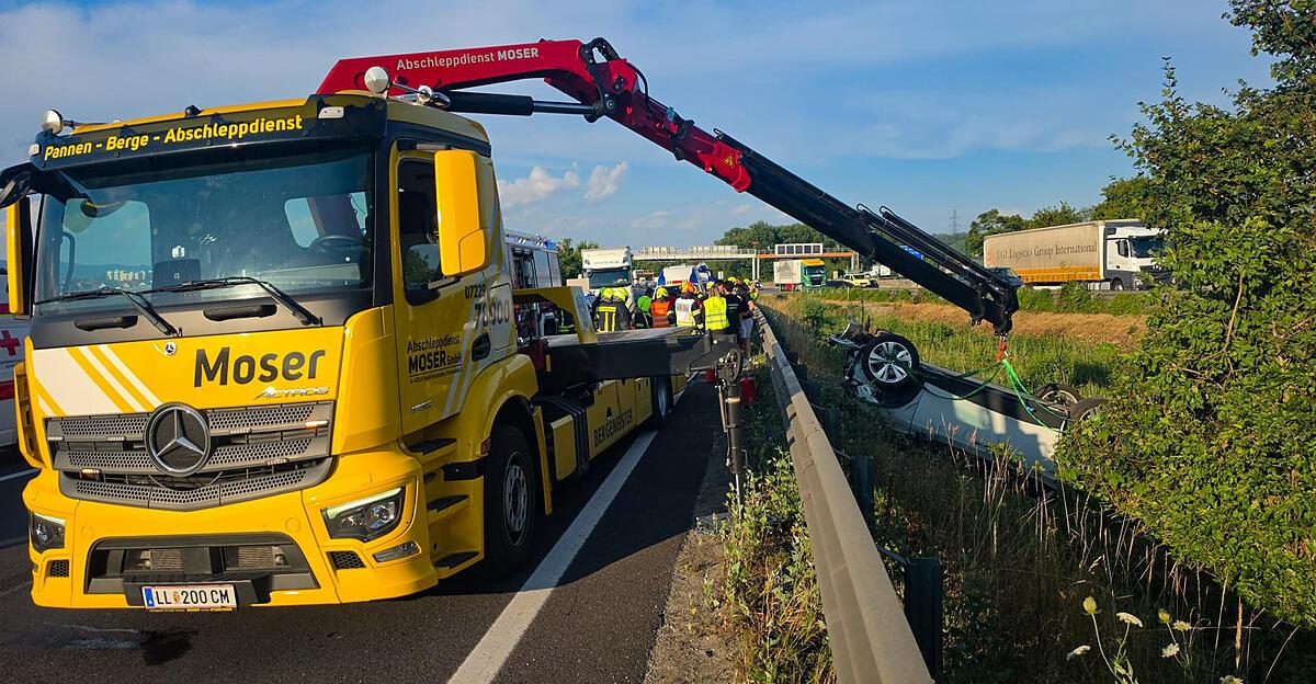 Autoüberschlag im Bereich Knoten Haid in Pucking: Lenker (37) ...