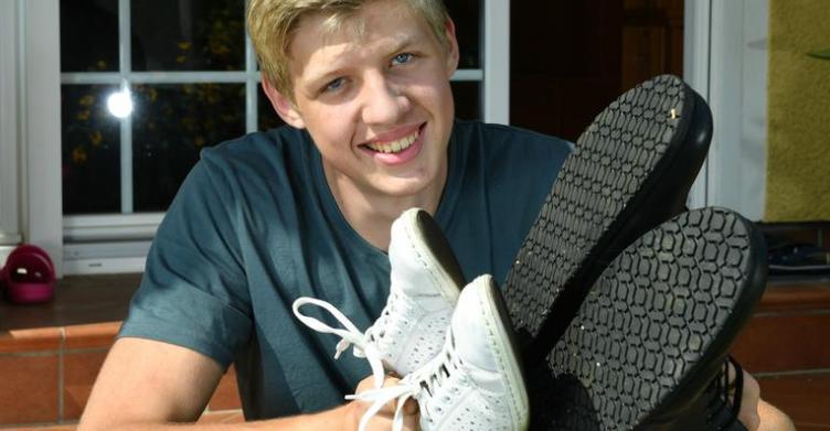 16-Jähriger kommt mit Schuhgröße 57 ins Guinness-Buch der Rekorde ...