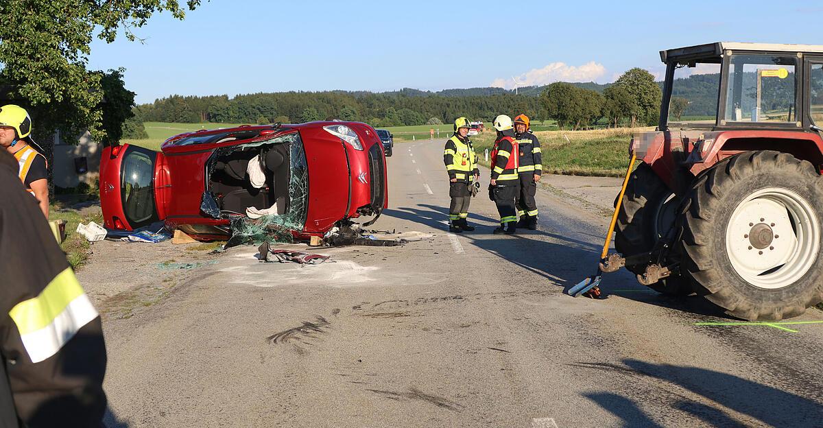 Auto und Traktor stießen in Hohenzell zusammen: 49-Jährige verletzt