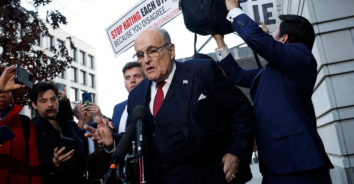 Former Trump lawyer Giuliani receives a fine of 135.54 million euros ...