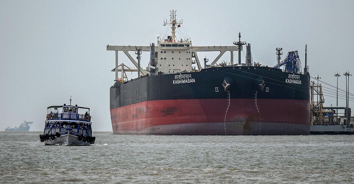 US to help ships stranded in Strait of Hormuz: Iran warns