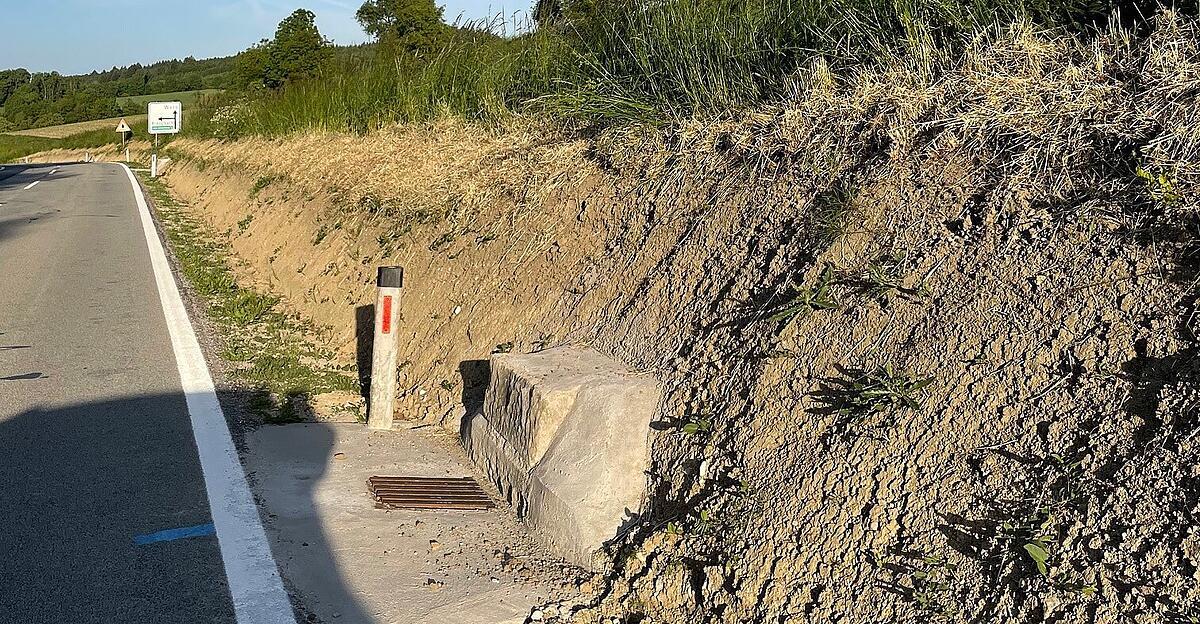 Concrete blocks next to the road in Krenglbach pose a danger to road users