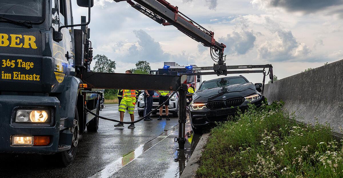 BMW crashed into guardrail on the A1 near Aurach