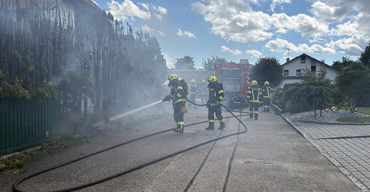 Firefighters prevented hedge fire in Neuhofen from spreading to house