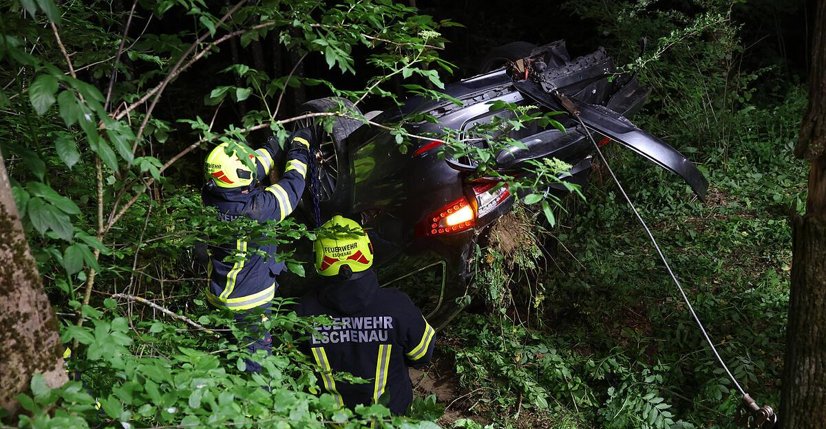 Accident in Eschenau in the Hausruck district: Car plunges into steep ...