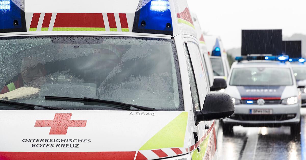 Ranshofen: Feuerwehr holt 63-Jährige von Blechdach