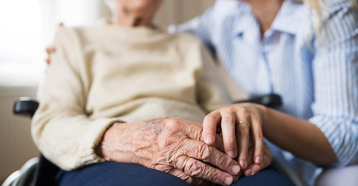 89-jährige Linzerin starb wundgelegen im Bett: Kinder vor Gericht