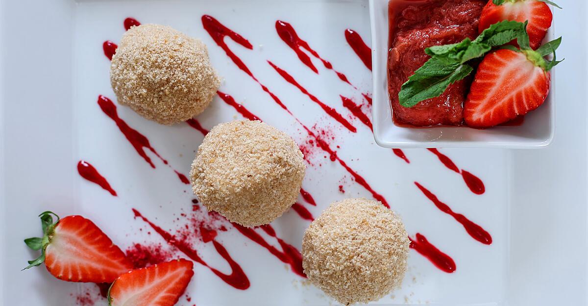 Vegane „Topfen“-Knödel mit süßen Bröseln | Nachrichten.at Vegane „Topfen“-Knödel mit süßen Bröseln | Nachrichten.at