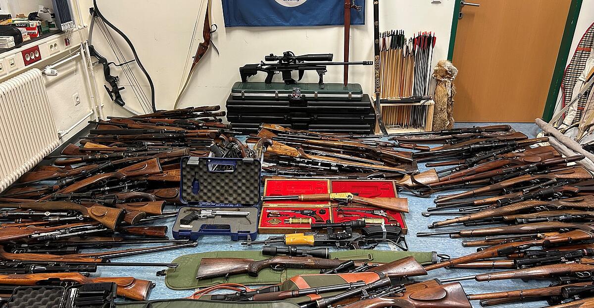 85-year-old in need of care hoarded more than 200 weapons in his apartment