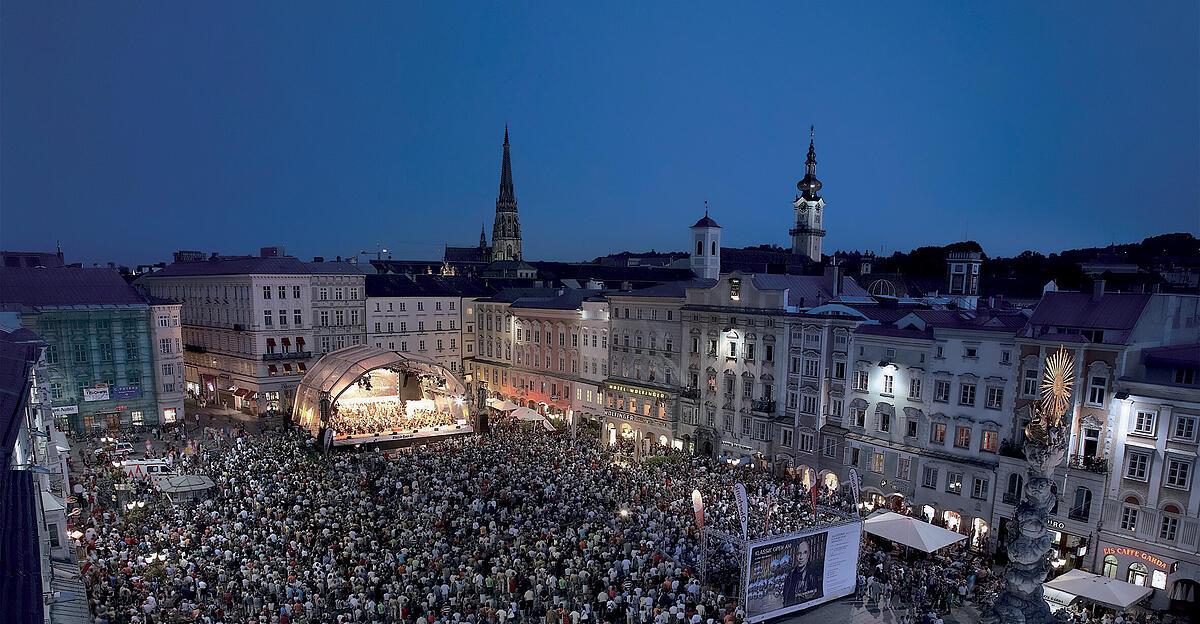 The 1920s in Bruckner: free outdoors on Linz's main square