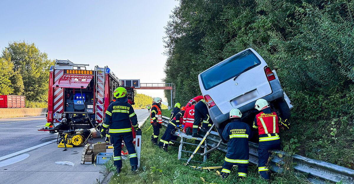 Transporter prallte auf A1 bei Allhaming gegen Leitschiene: Lenker ...