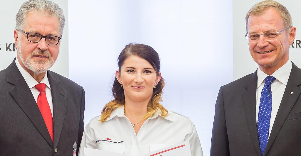 Barbara Rott Rotkreuz Sie ist die jüngste Rotkreuz-Offizierin | Nachrichten.at