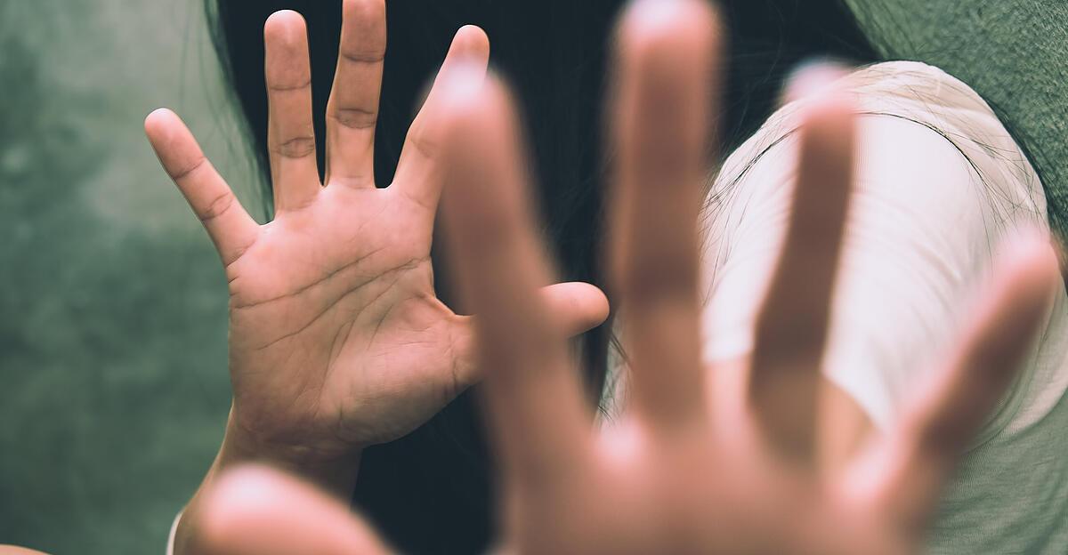 Partnerin immer wieder verprügelt und gewürgt: Zwei Jahre teilbedingte ...