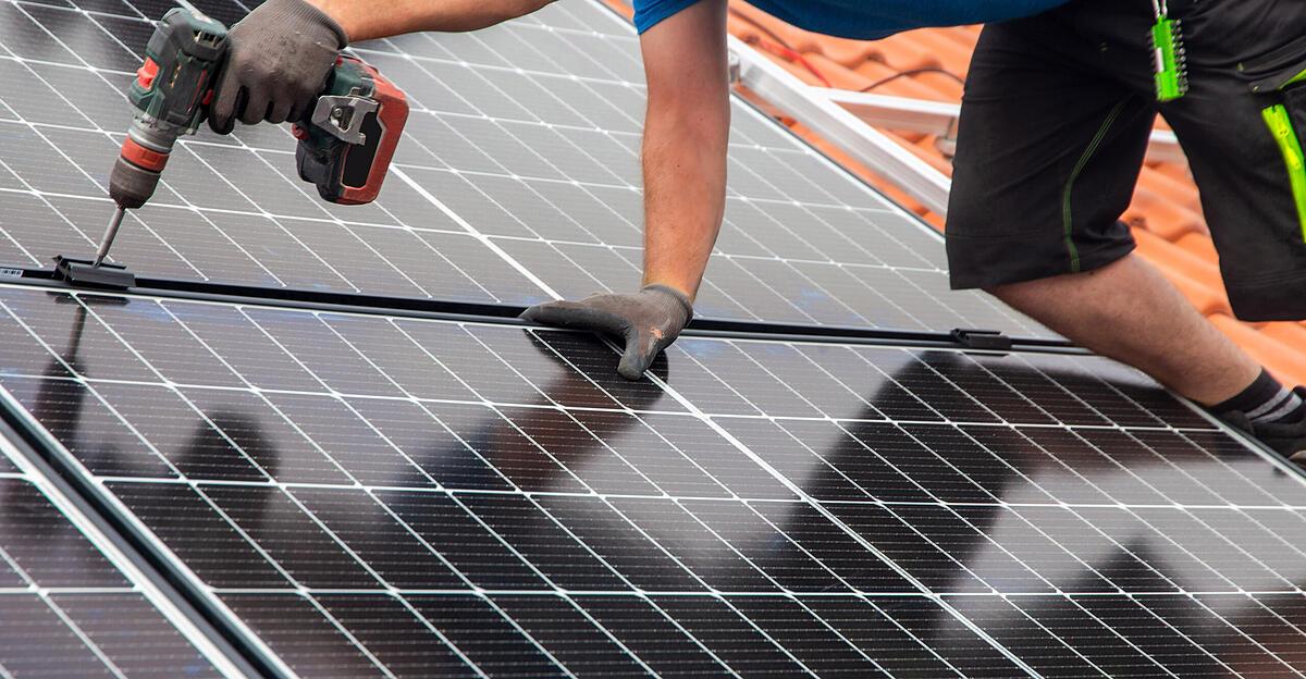 Peer-to-peer contracts: Sharing solar power with customers or neighbors is ...
