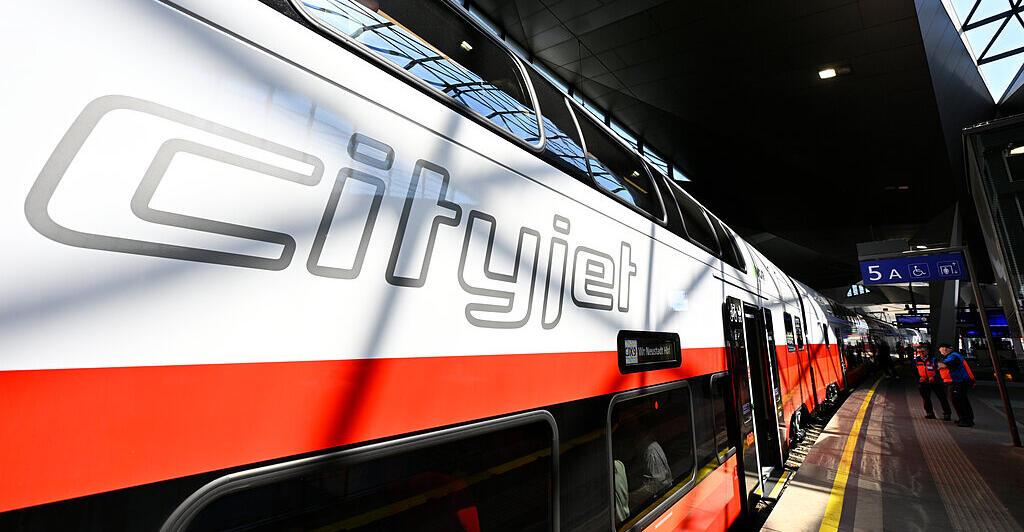 Up to 160 km/h fast, space for 60 bicycles: This is the new double-decker ...