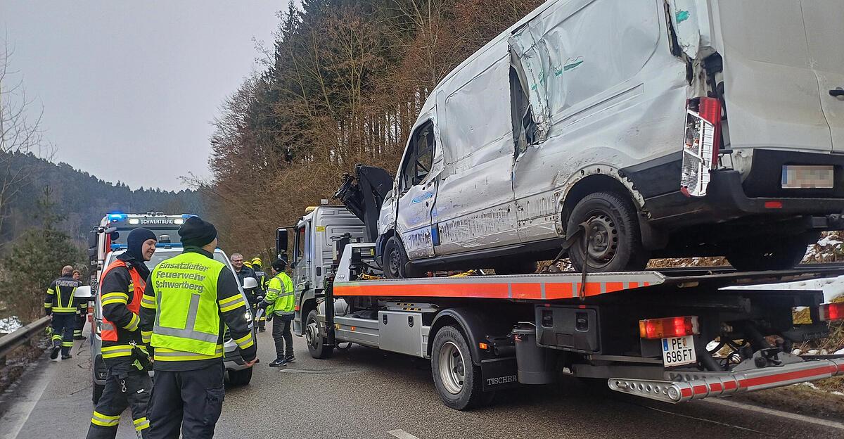 Overtaking maneuver on a curve: Van crashes into two trucks in Schwertberg