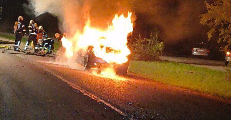Auto ging in Flammen auf: Einsatz in St. Marienkirchen am Hausruck