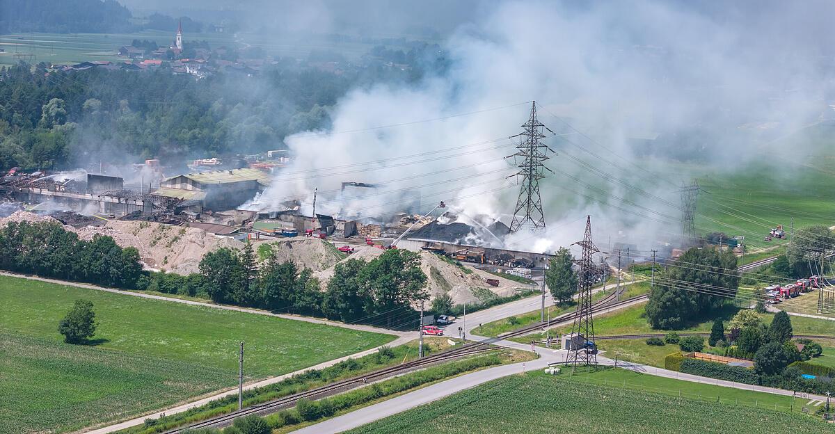 Major fire at East Tyrolean recycling plant: Hundreds of firefighters also ...